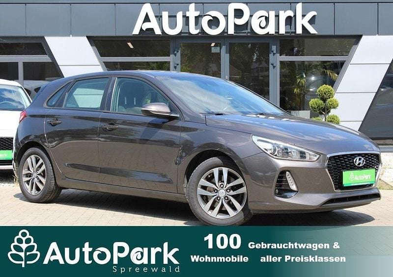 Grau Gebraucht 2017 Hyundai i30 Trend Limousine | 11.100 € (Guter Preis) - Bild 1/3