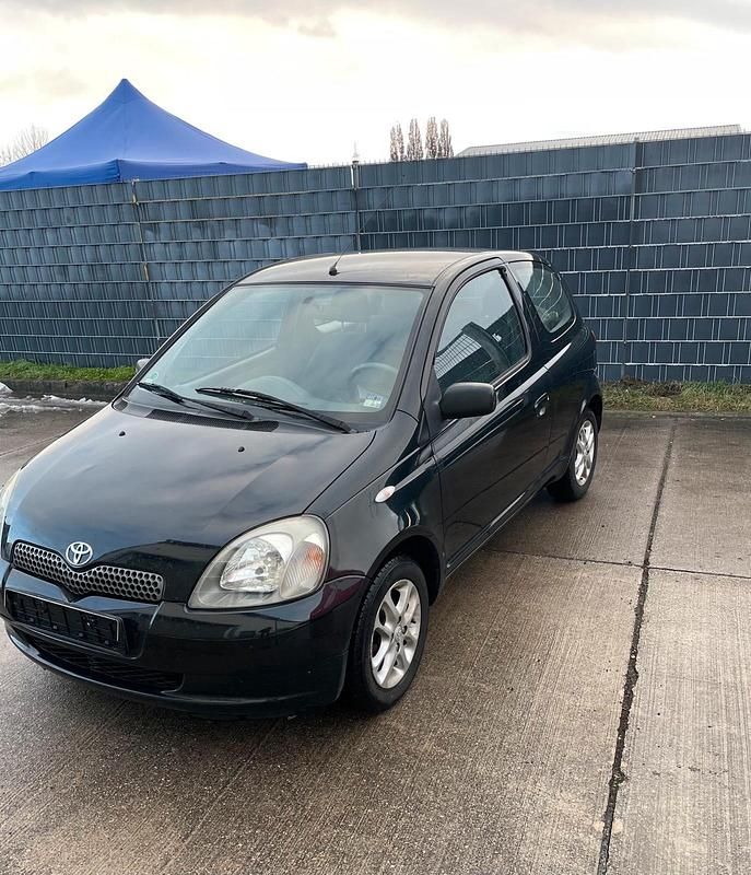 Gebraucht Toyota Yaris 86 PS (63 kW) 2000 Schwarz Kleinwagen