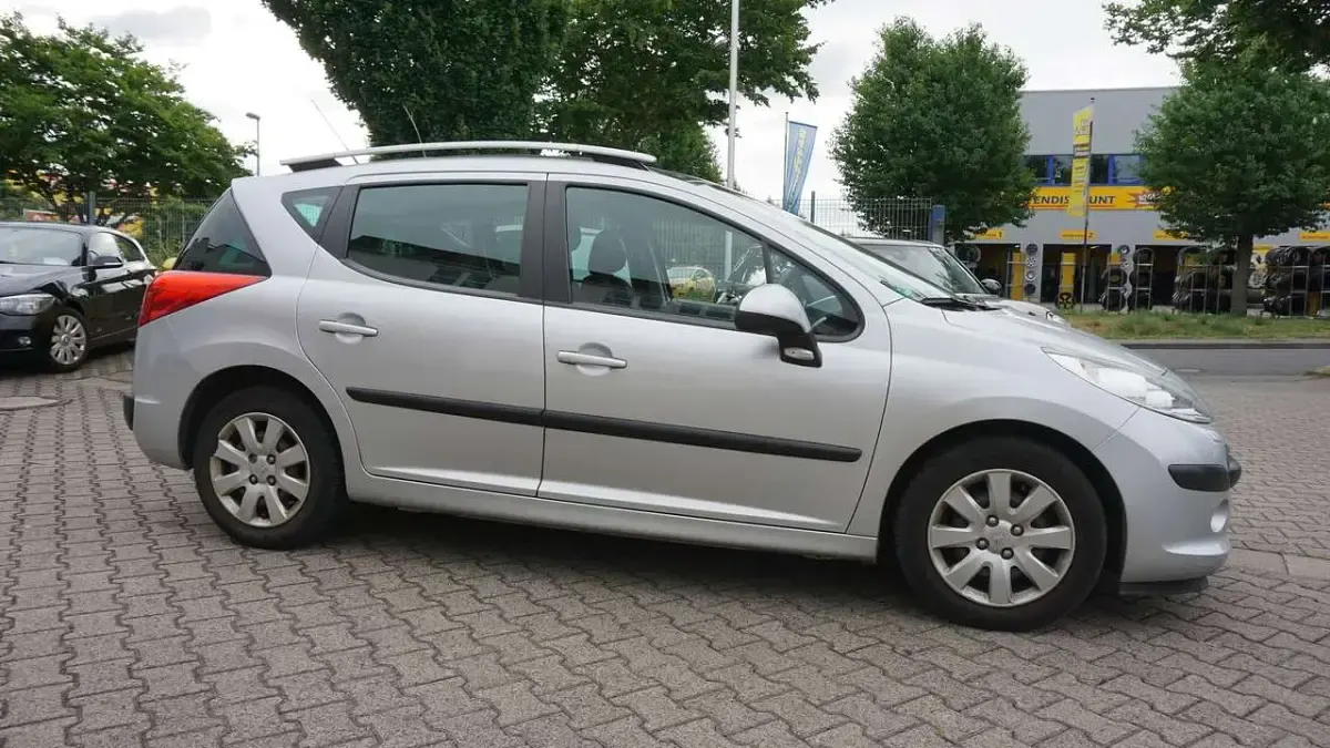 Gebraucht Peugeot 207 Tendance 95 PS (69 kW) 2008 Aluminiumgrau Kombi