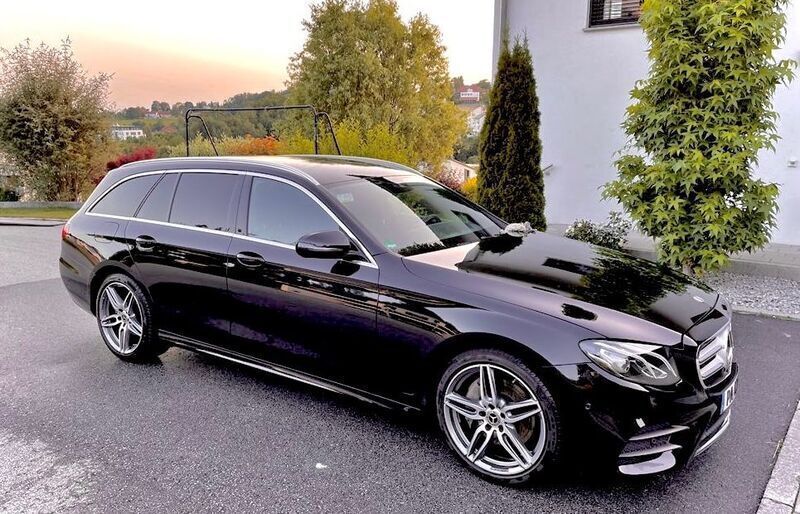 Schwarz Gebraucht 2019 Mercedes E220 AMG line Limousine | 34.990 € (Fairer Preis) - Bild 1/4