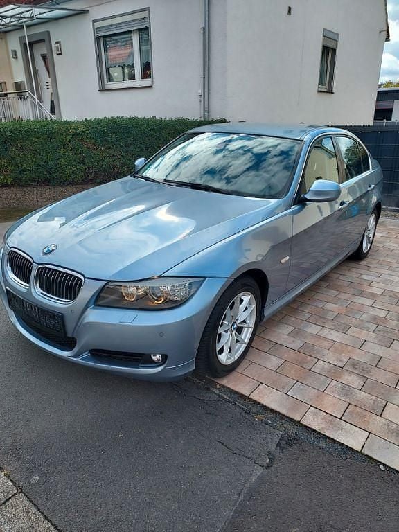 Blau Gebraucht 2010 BMW 325 Sport Line Limousine | 11.500 € (Guter Preis) - Bild 1/4
