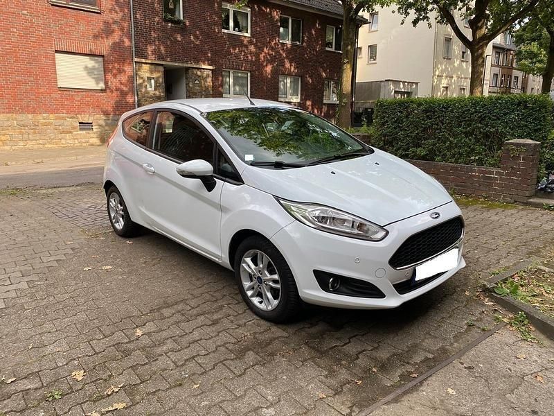 Weiß Gebraucht 2017 Ford Fiesta Celebration Kleinwagen | 8.490 € (Fairer Preis) - Bild 1/4
