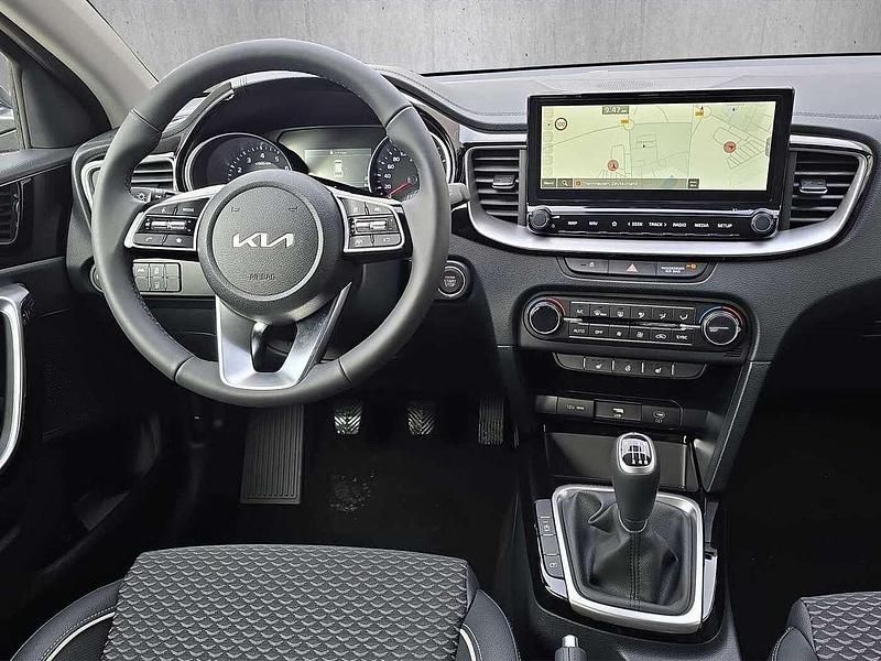 Neu Kia Ceed Sportswagon Gold 140 PS (102 kW) 2026 Grau Kombi