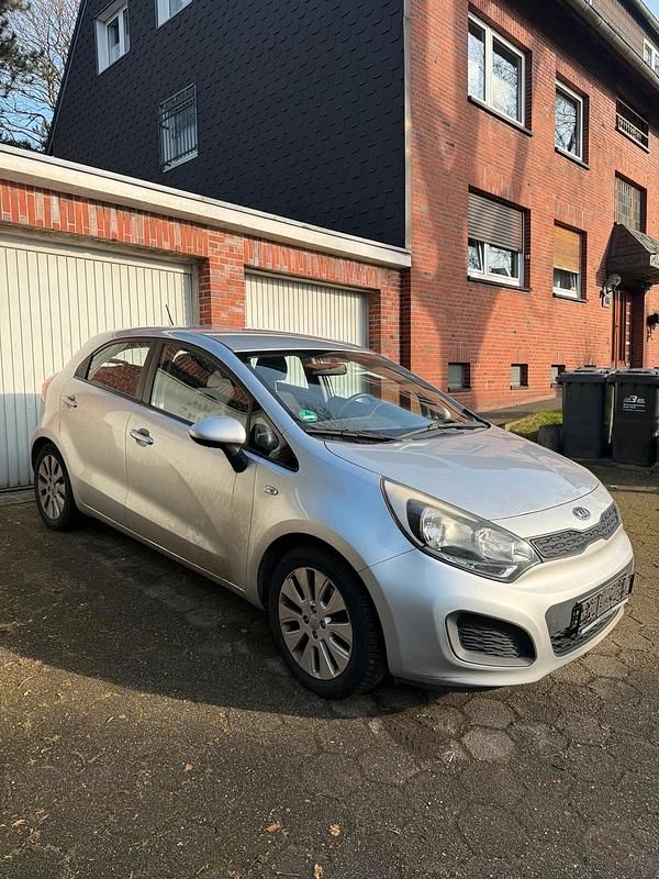 Silber Gebraucht 2012 Kia Rio Kleinwagen | 1.890 € (Fairer Preis) - Bild 1/4