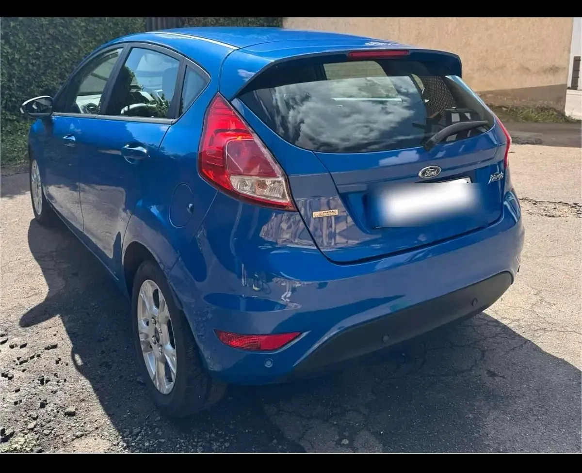 Gebraucht Ford Fiesta 101 PS (74 kW) 2013 Blau Limousine