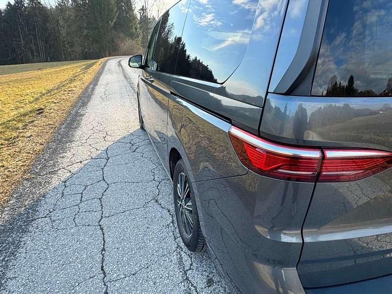 Gebraucht VW Multivan Edition 150 PS (110 kW) 2022 Grau Van / Kleinbus