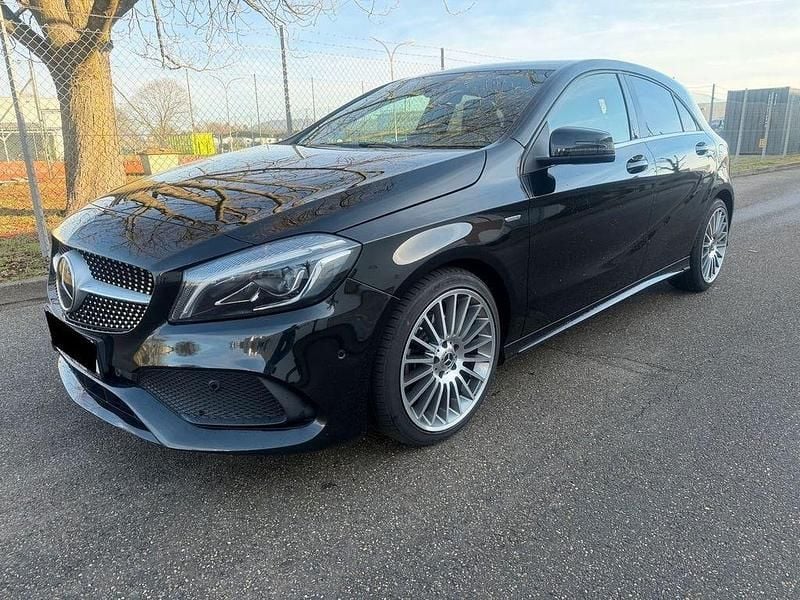 Schwarz Gebraucht 2018 Mercedes A200 AMG line Limousine | 16.900 € (Superpreis) - Bild 1/4