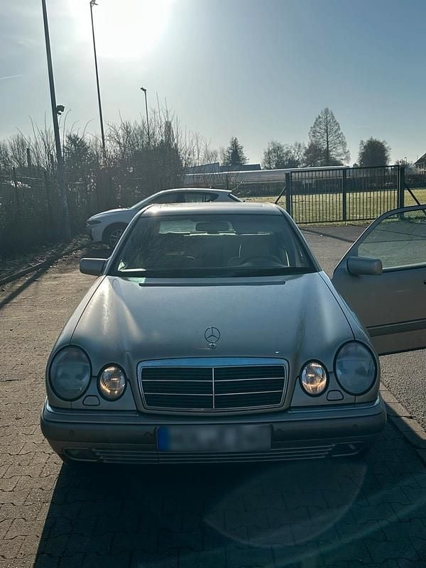 Gebraucht Mercedes E240 170 PS (125 kW) 1998 Beige Limousine