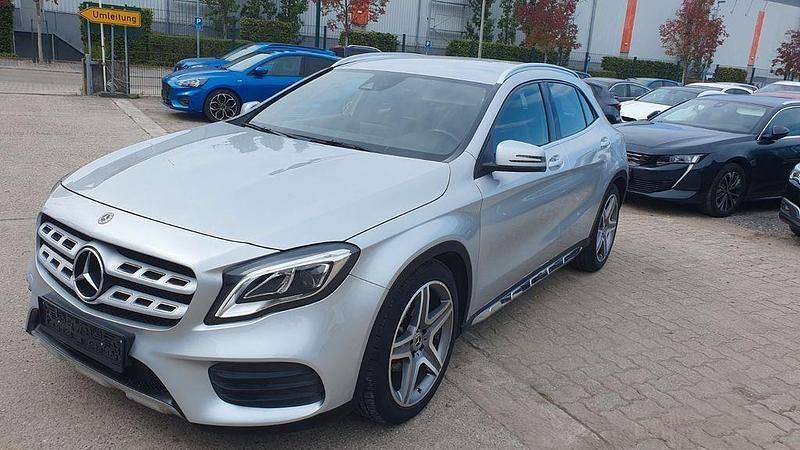 Silber Gebraucht 2019 Mercedes GLA180 AMG line SUV | 18.500 € (Guter Preis) - Bild 1/4