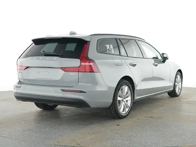 Gebraucht Volvo V60 197 PS (144 kW) 2026 Vapour grey / metallic Kombi