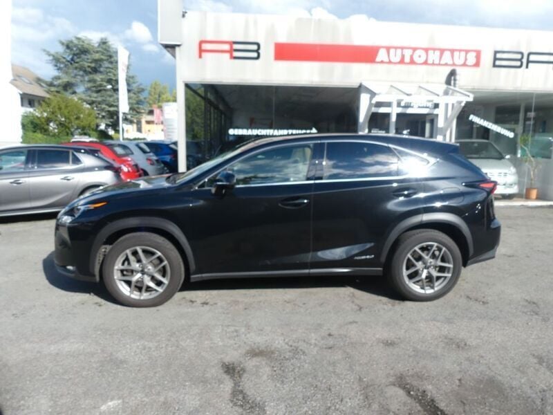 Schwarz Gebraucht 2017 Lexus NX300h E-FOUR SUV | 30.990 € (Etwas zu teuer) - Bild 1/4