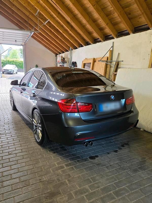 Grau Gebraucht 2014 BMW 330 Sport Line Limousine | 17.400 € (Fairer Preis) - Bild 1/4