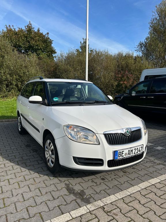 Weiß Gebraucht 2009 Skoda Fabia Classic Kombi | 2.500 € (Guter Preis) - Bild 1/4