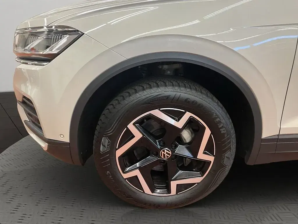 Gebraucht VW Touareg 231 PS (169 kW) 2025 Beige SUV