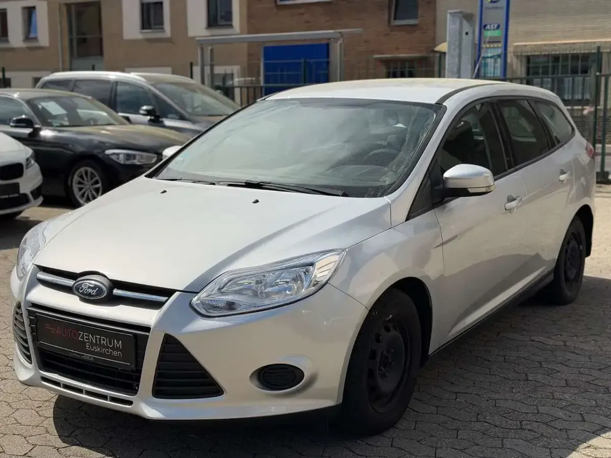 Gebraucht Ford Focus Trend 116 PS (85 kW) 2011 Polarsilber metallic Kombi
