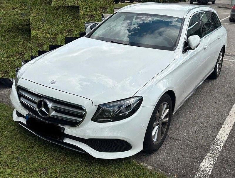 Weiß Gebraucht 2017 Mercedes E220 Limousine | 18.900 € (Superpreis) - Bild 1/4