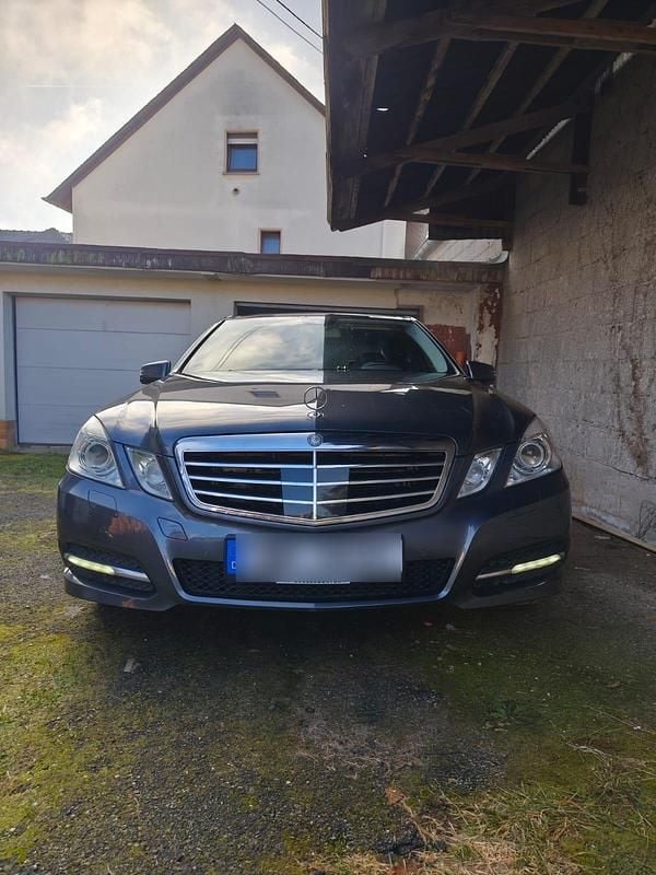 Grau Gebraucht 2014 Mercedes E350 Limousine | 16.500 € (Superpreis) - Bild 1/4