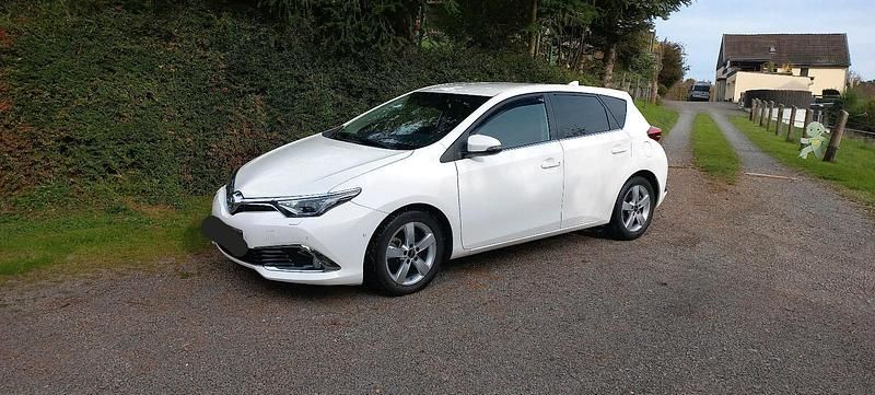 Weiß Gebraucht 2017 Toyota Auris Hybrid Limousine | 13.500 € (Guter Preis) - Bild 1/4