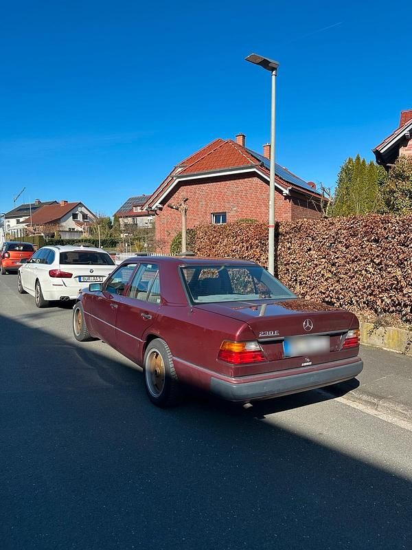 Second-hand Mercedes E230 132 CP (97 kW) 1992 Roșu Berlinǎ