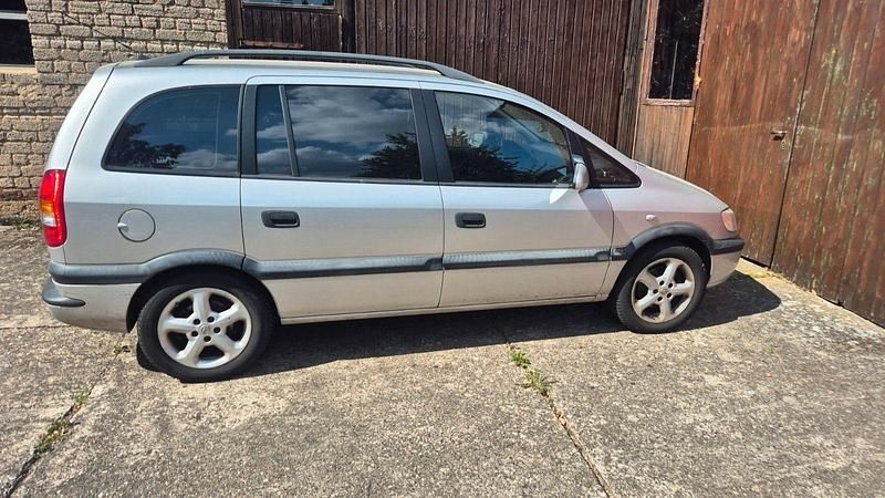 Silber Gebraucht 2001 Opel Zafira Comfort Van / Kleinbus | 1.200 € (Guter Preis) - Bild 1/4