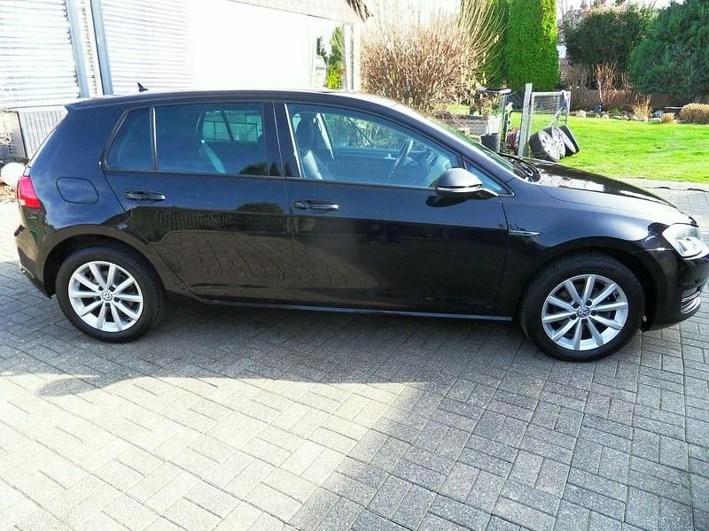 Gebraucht VW Golf VII LOUNGE 110 PS (80 kW) 2016 Deep black perleffekt Kleinwagen