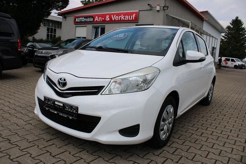Gebraucht Toyota Yaris Life 69 PS (50 kW) 2013 Weiß Limousine