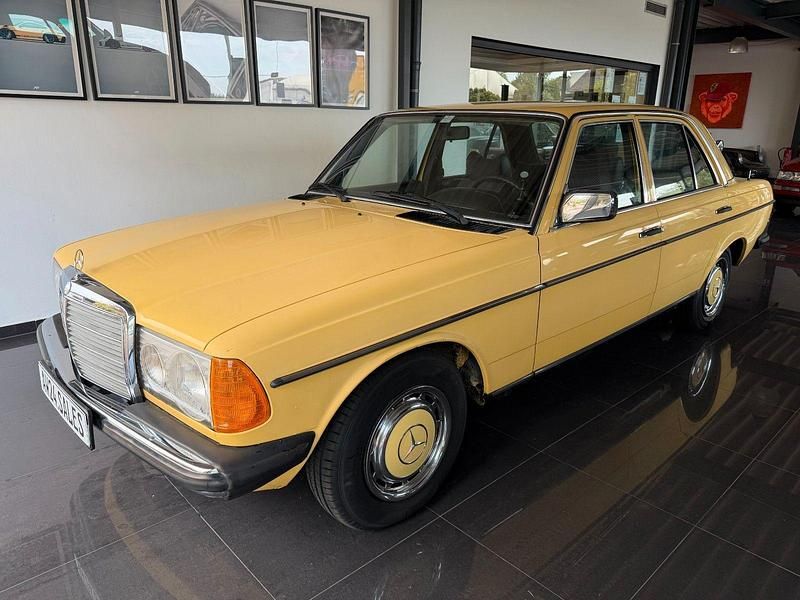 Gebraucht Mercedes 230 109 PS (80 kW) 1977 Gelb Limousine