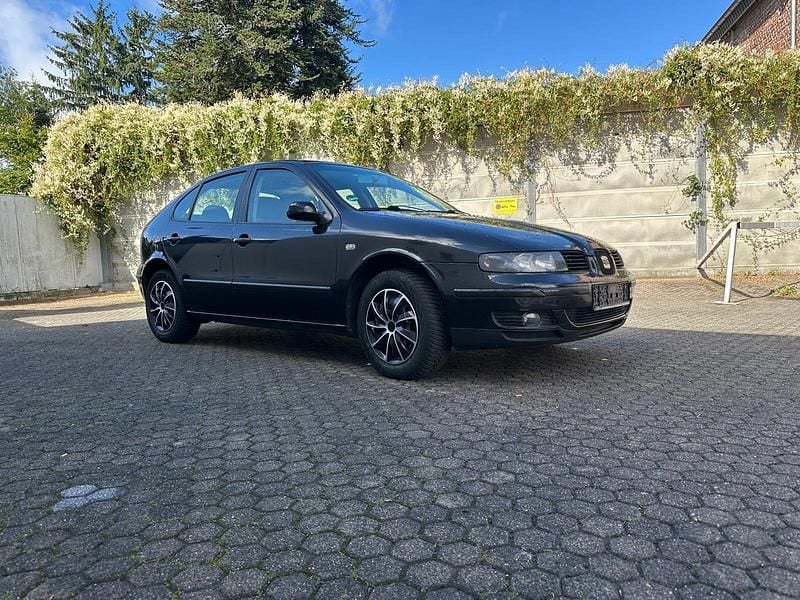 Schwarz Gebraucht 2010 Seat Leon Kleinwagen | 600 € (Superpreis) - Bild 1/4