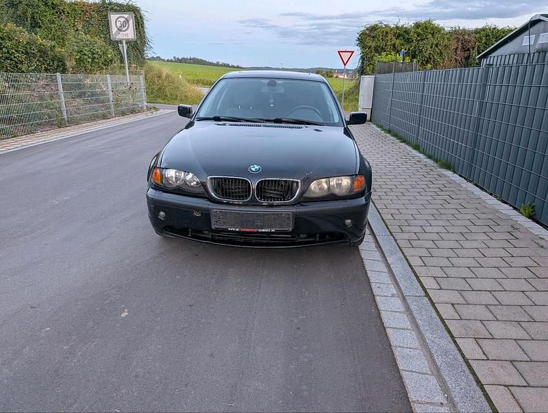 Schwarz Gebraucht 2004 BMW 320 Limousine | 990 € (Superpreis) - Bild 1/4