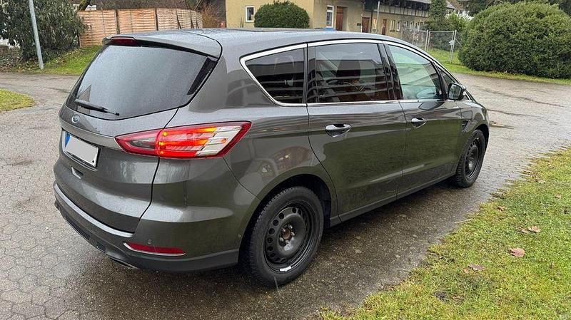 Gebraucht Ford S-MAX Titanium 190 PS (139 kW) 2018 Grau Van / Kleinbus