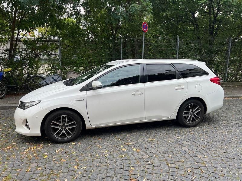Weiß Gebraucht 2014 Toyota Auris Touring Sports Edition Kombi | 7.900 € (Fairer Preis) - Bild 1/4
