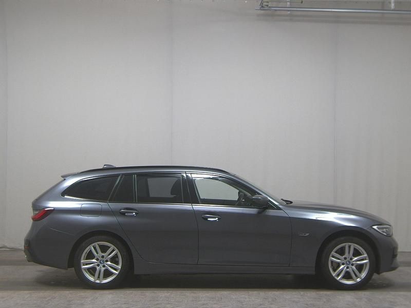 Gebraucht BMW 330e Sport Line 252 PS (185 kW) 2021 Grau Kombi