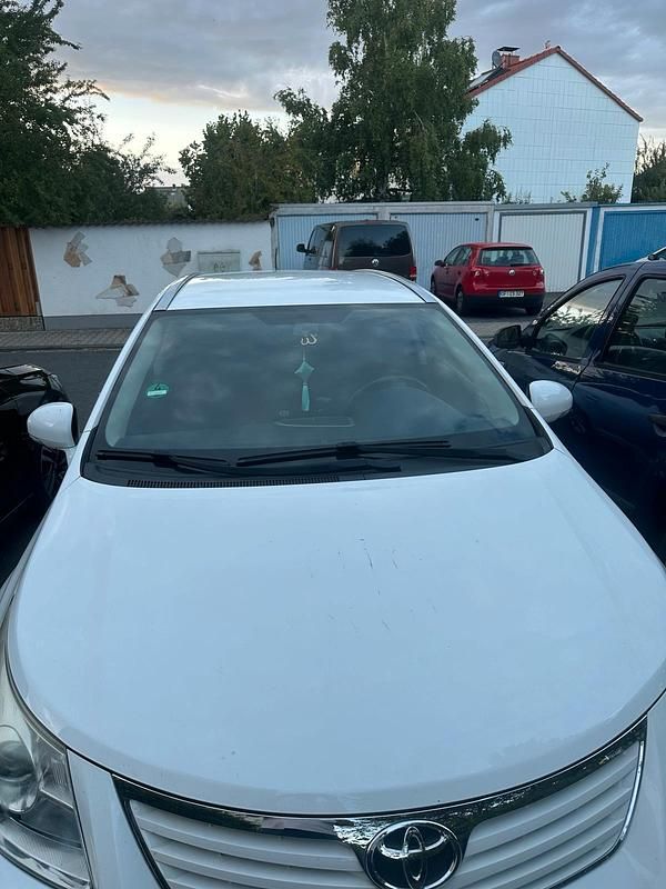 Weiß Gebraucht 2010 Toyota Avensis Kombi | 9.000 € (Teuer) - Bild 1/4