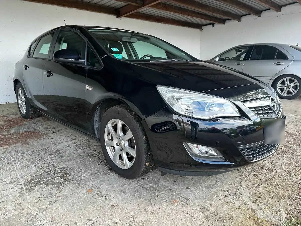 Gebraucht Opel Astra 140 PS (102 kW) 2010 Schwarz Limousine