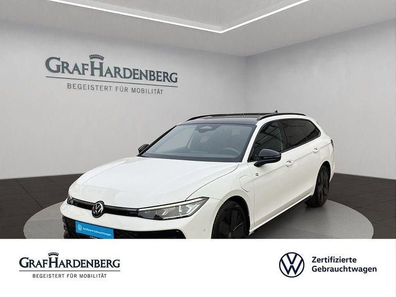 Pure white Gebraucht 2025 VW Passat R-line Kombi | 41.888 € (Superpreis) - Bild 1/4