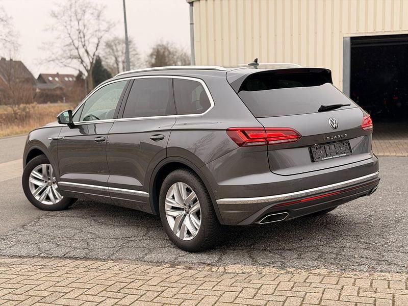 Gebraucht VW Touareg 231 PS (169 kW) 2023 Grau SUV