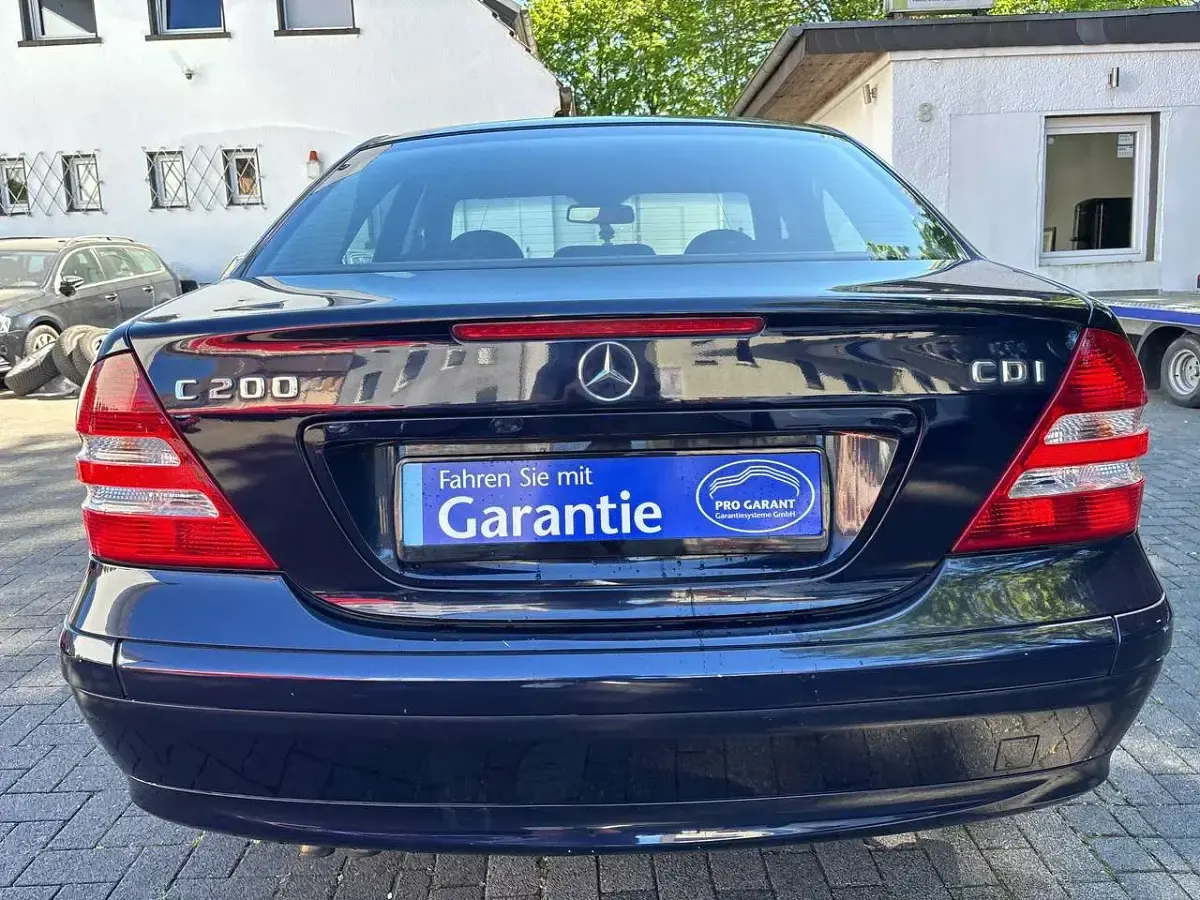 Gebraucht Mercedes C200 Classic 122 PS (89 kW) 2004 Tansanitblaumetallic Limousine