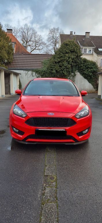 Rot Gebraucht 2018 Ford Focus ST-Line Limousine | 7.500 € (Superpreis) - Bild 1/4