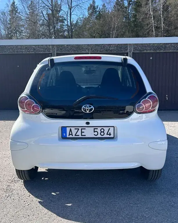 Używany Toyota Aygo 68 KM (50 kW) 2013 Biały Hatchback