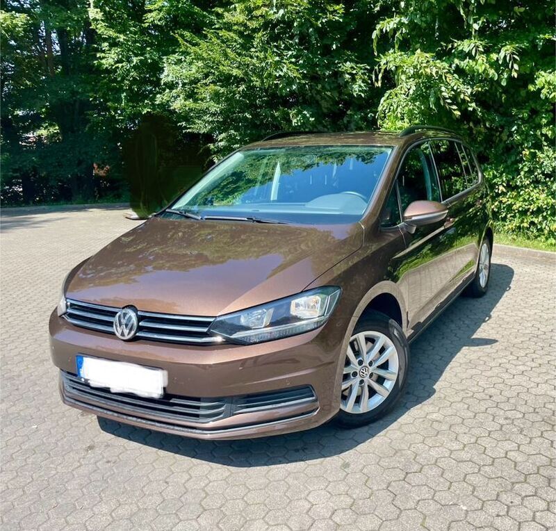 Braun Gebraucht 2016 VW Touran Comfortline Van / Kleinbus | 10.300 € (Superpreis) - Bild 1/4