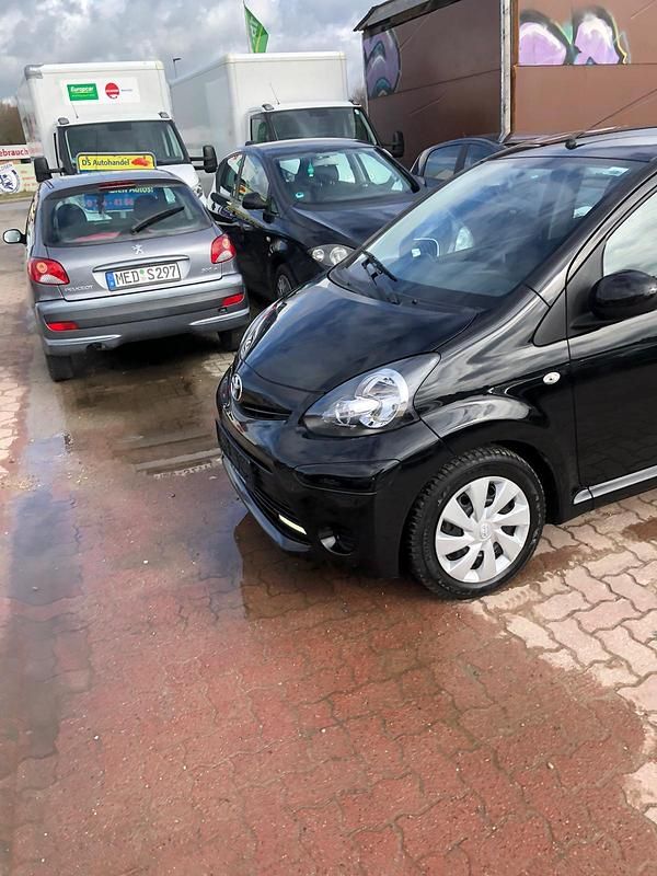 Gebraucht Toyota Aygo 68 PS (50 kW) 2014 Schwarz Kleinwagen