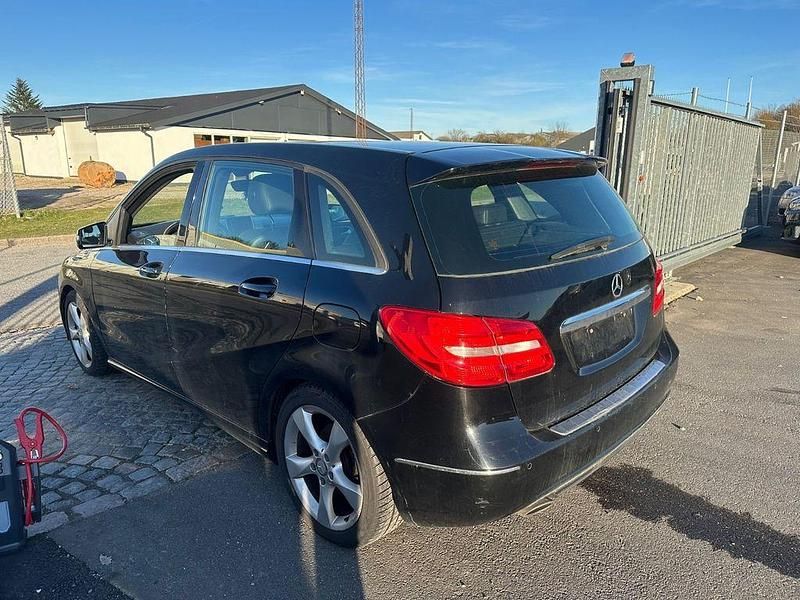 Gebraucht Mercedes B180 122 PS (89 kW) 2014 Schwarz Van / Kleinbus