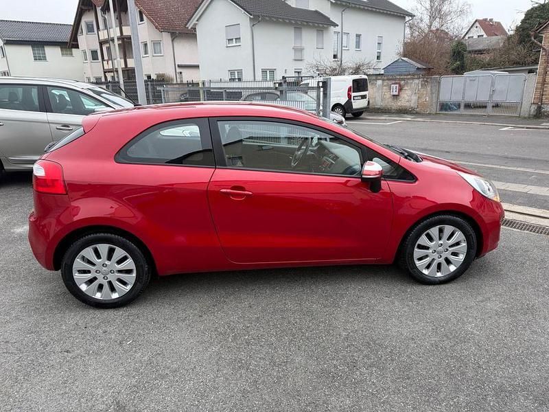 Gebraucht Kia Rio Edition 7 109 PS (80 kW) 2012 Rot Kleinwagen