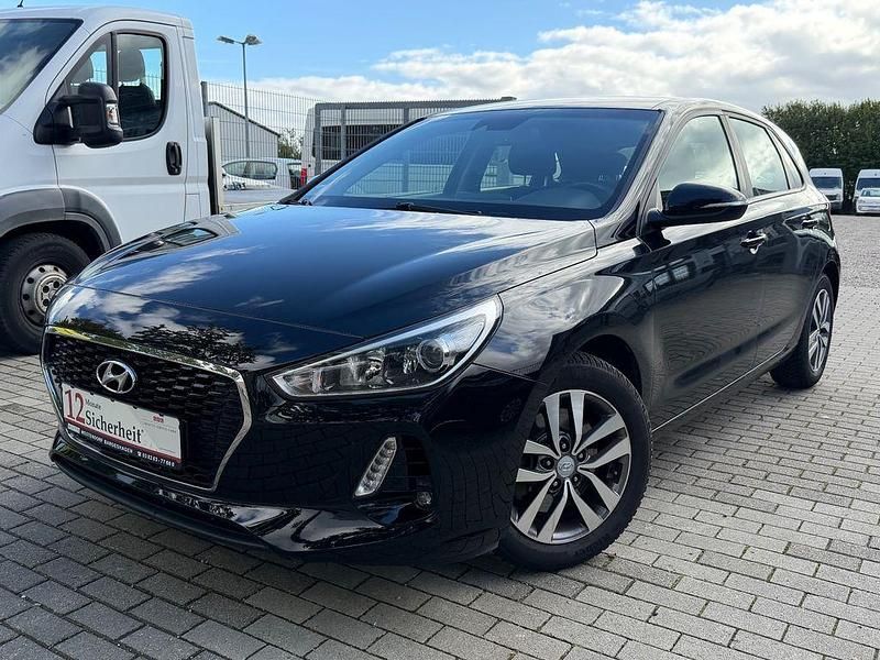 Schwarz Gebraucht 2017 Hyundai i30 Trend Limousine | 11.990 € (Fairer Preis) - Bild 1/4