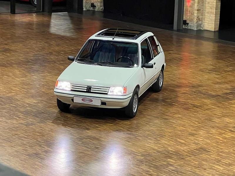 Weiß Gebraucht 1993 Peugeot 205 Limousine | 8.500 € - Bild 1/4