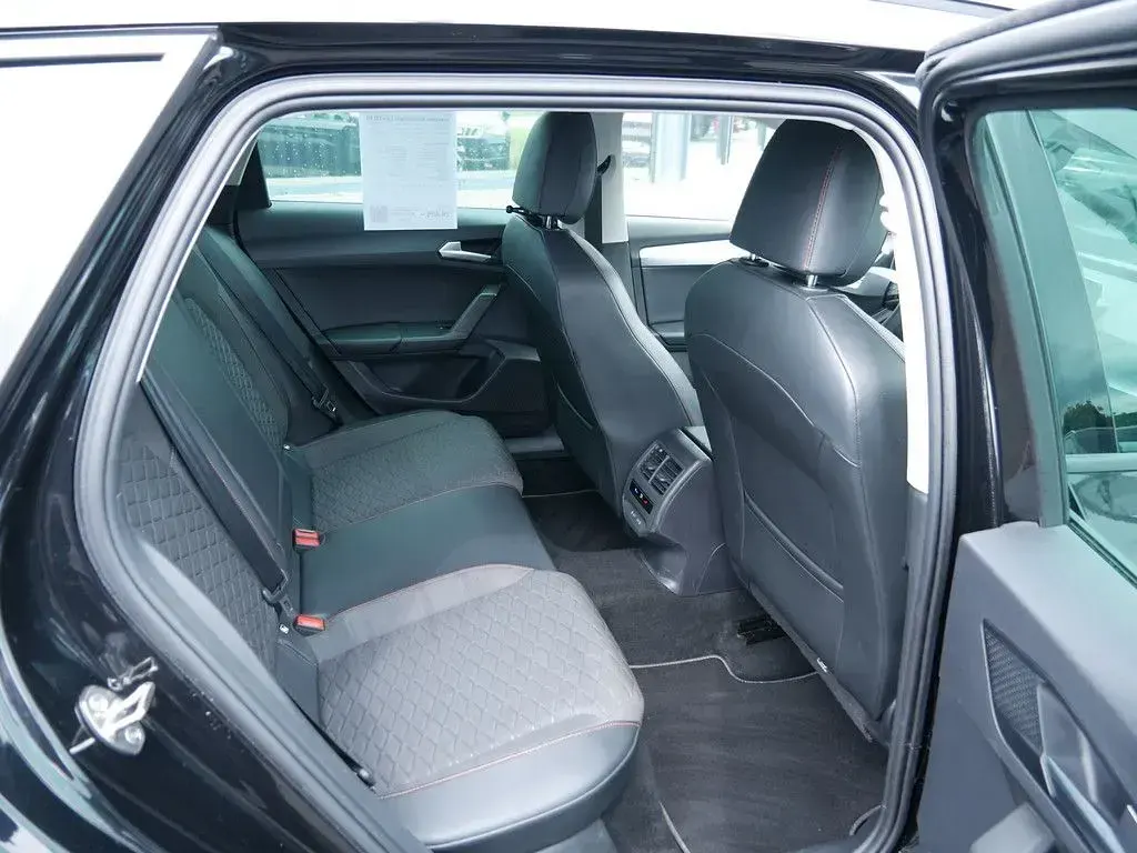 Używany Seat Leon FR 150 KM (110 kW) 2021 Czarny Sedan/Limuzyna