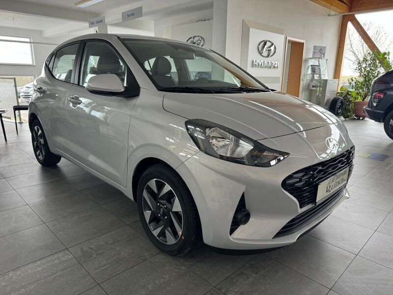 Grau Gebraucht 2023 Hyundai i10 Trend Kleinwagen | 17.490 € (Fairer Preis) - Bild 1/4
