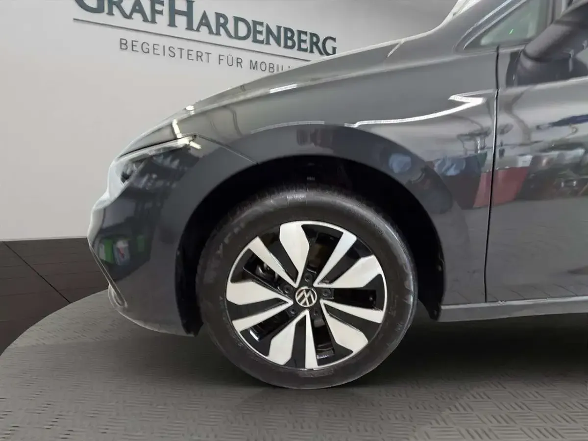 Gebraucht VW Golf VIII Move 110 PS (80 kW) 2024 Grau Limousine