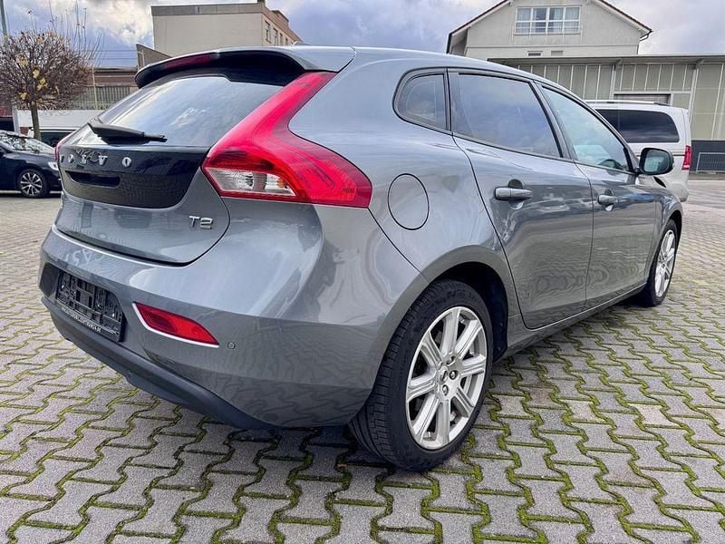Gebraucht Volvo V40 Momentum 122 PS (89 kW) 2019 Grau Limousine