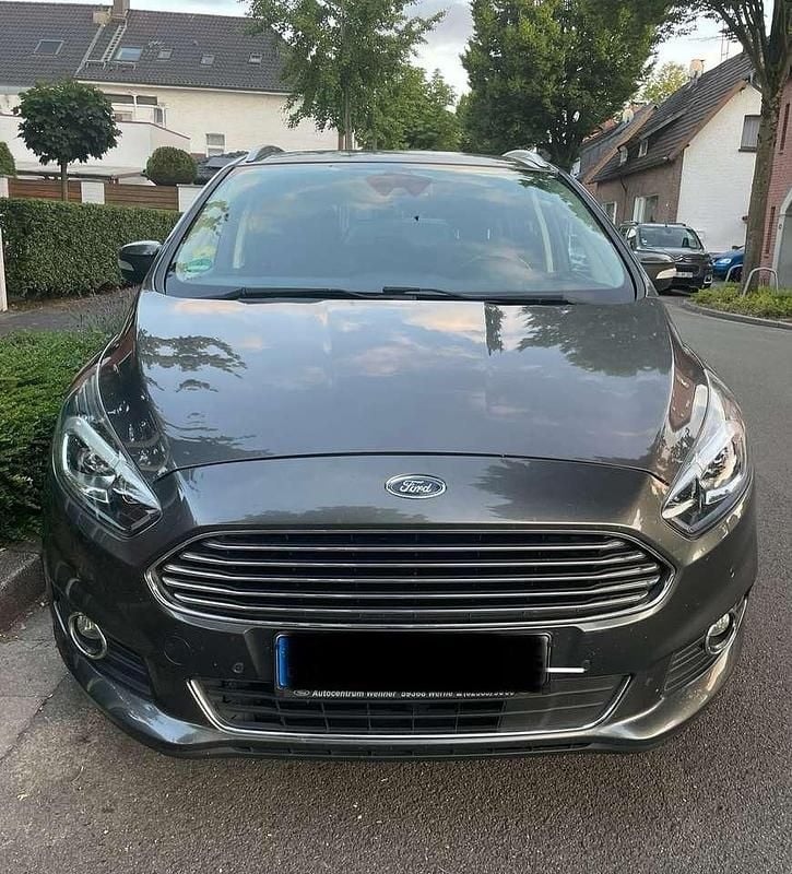 Grau Gebraucht 2017 Ford S-MAX Titanium Van / Kleinbus | 14.500 € (Guter Preis) - Bild 1/4